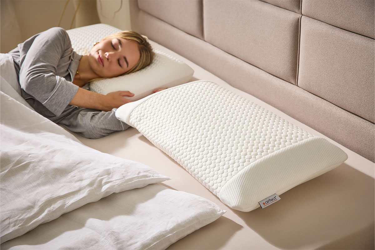 Frau liegt auf airfect Select Kissen mit Lyocell Bezug