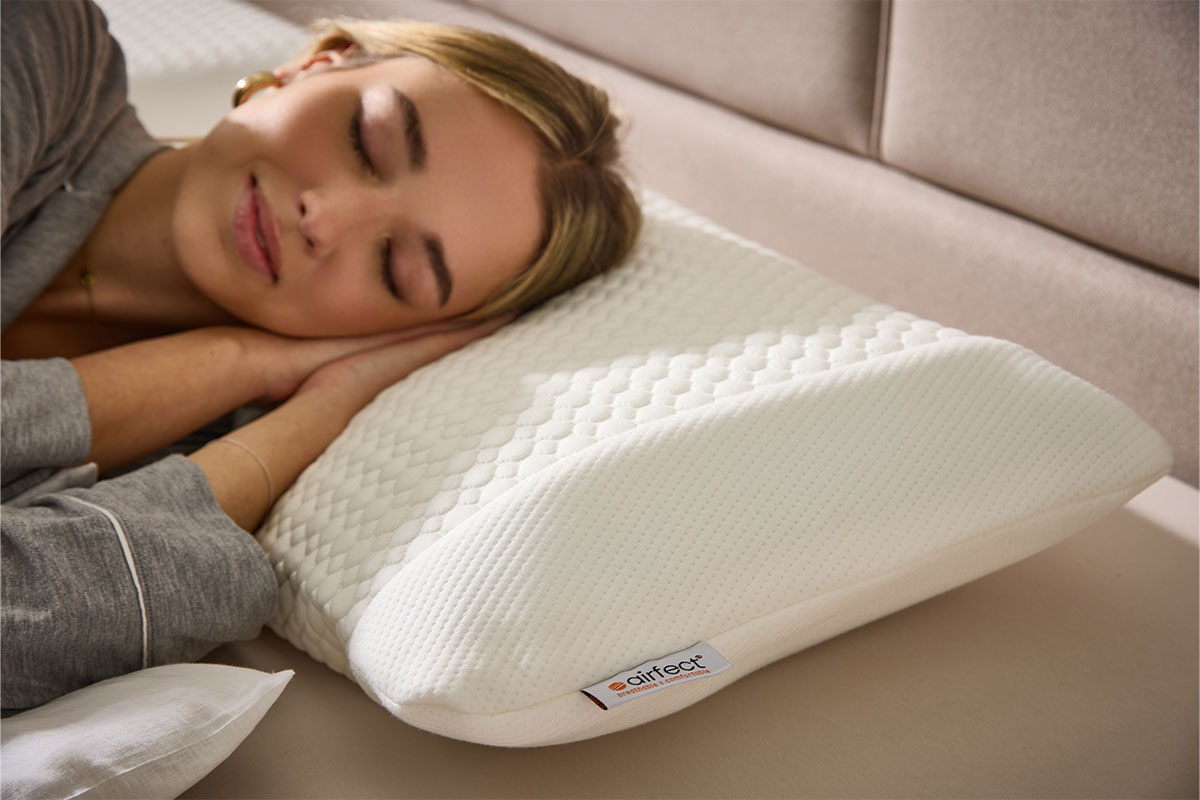 Frau liegt auf airfect Select Kissen in Seitenlage