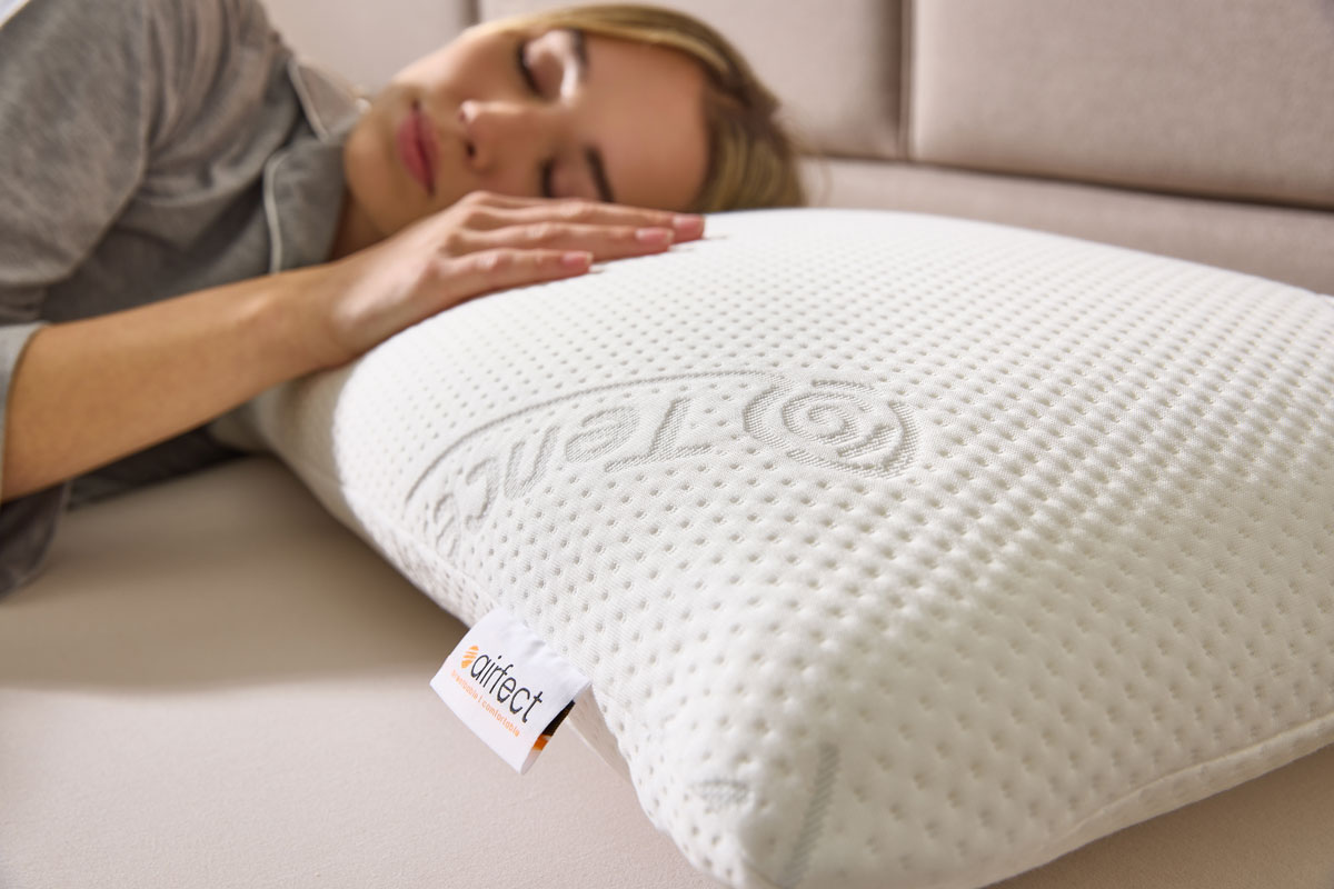 airfect Light Kissen auf dem eine Frau liegt