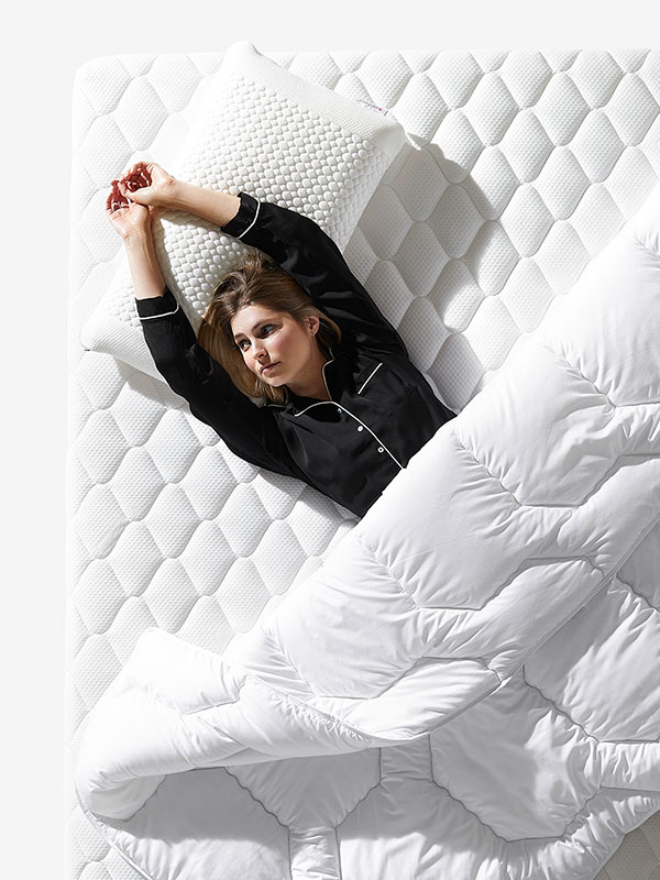 Frau unter airfect Comfort Decke