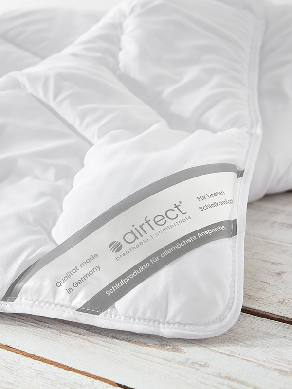 Frau unter airfect Comfort Decke