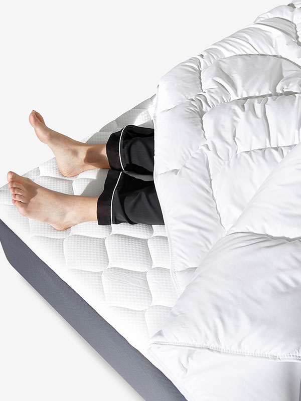 Frau unter airfect Comfort Decke