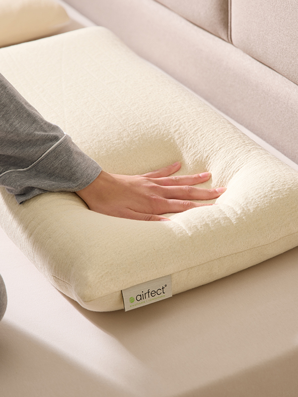 Hand drückt in Bio Kissen