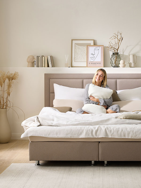 Frau liegt auf airfect Kissen Original