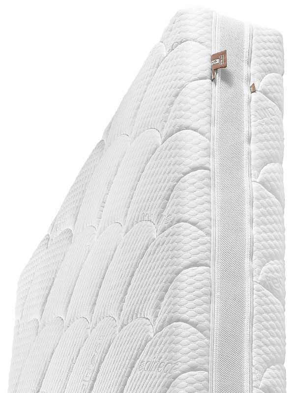 Frau liegt auf airfect Kissen Original