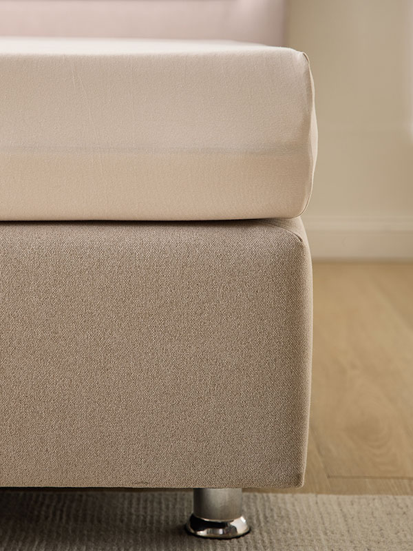 Frau unter airfect Comfort Decke