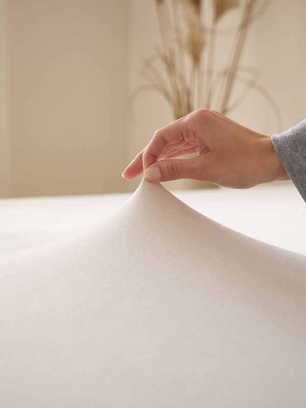 Frau unter airfect Comfort Decke