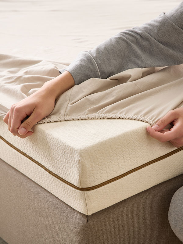 Frau unter airfect Comfort Decke